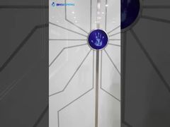 私についてきて、展示ホールを見学しましょう