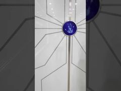 私に従って工場ショールームのツアーに参加してください。